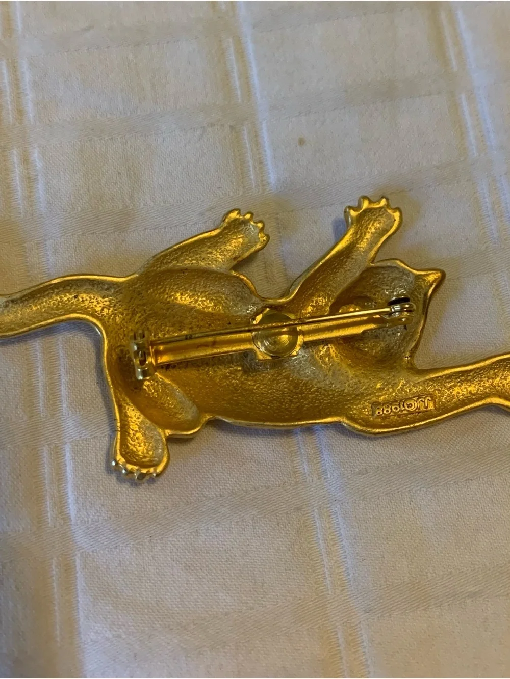 Vintage 1988 brushed gold-tone climbing cat brooch